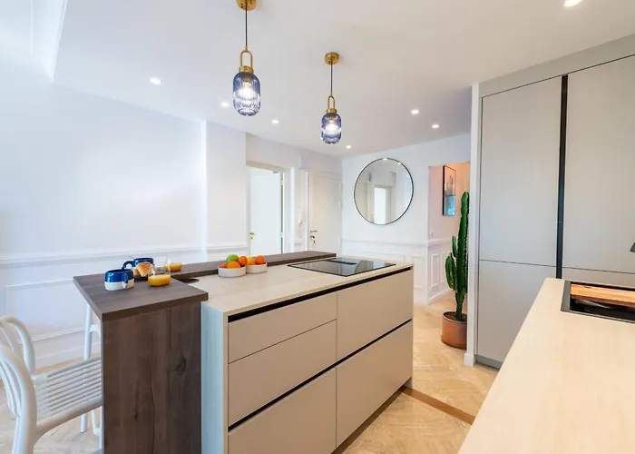 דירה 3-br Sea View Terrace & Parking קאן